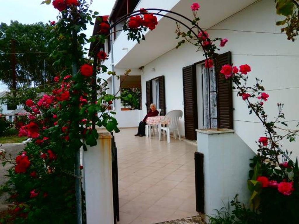 Eftichia Apartment Róda Kültér fotó